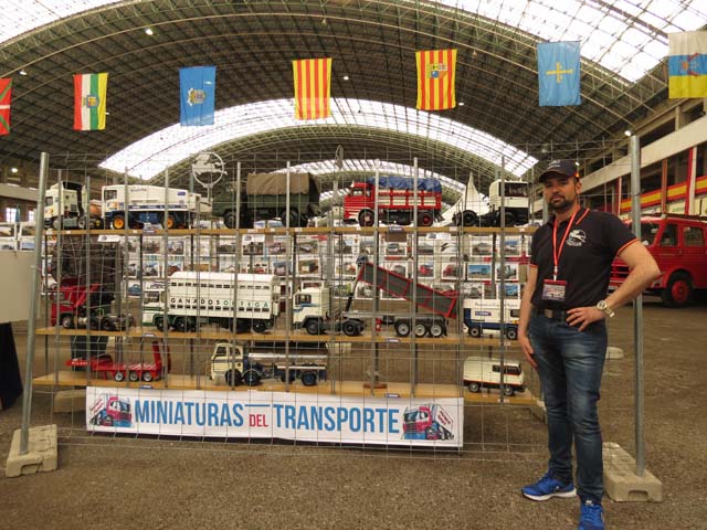 Francisco José junto a las maquetas que ha realizado sobre diversos modelos Pegaso.